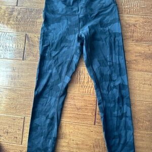 Lululemon cropped camouflage excellent condition